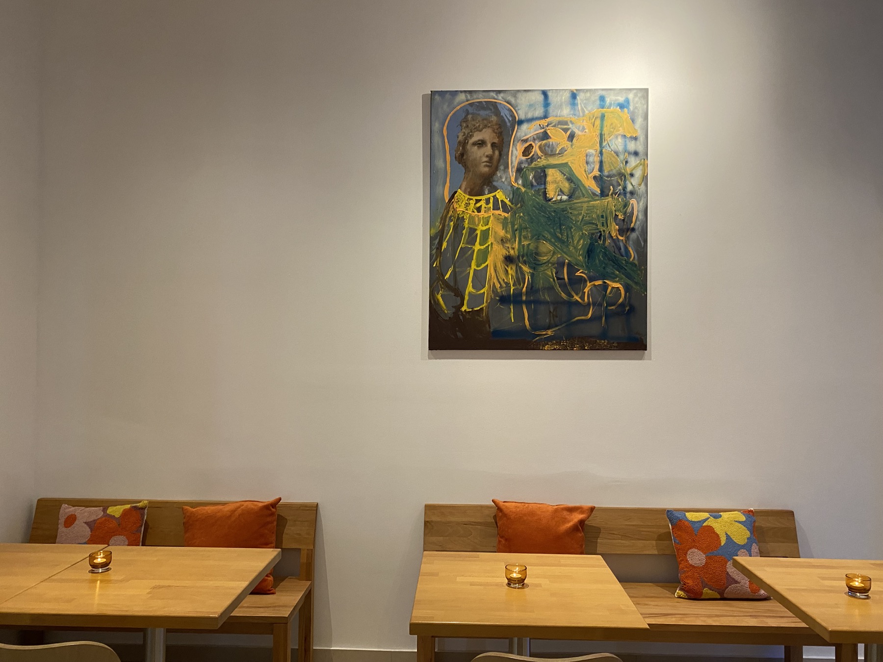 Gastraum bei dodo62 mit Sitzplätzen und Kunst an der Wand